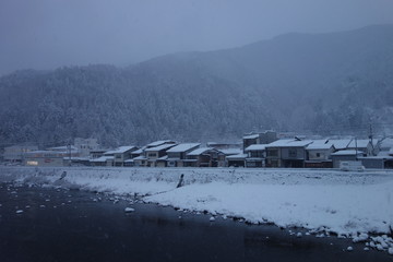 Kamioka in Japan im Winter  am Fluß Takahara 