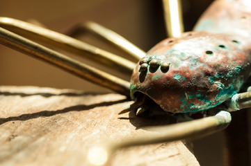 Araña de metal hecha en un taller de relojes de sol.
