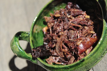 Chapulines en plato de barro verde. Comida tradicional de Oaxaca