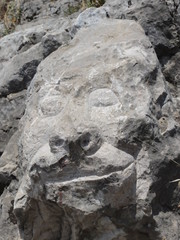 Löwen Kopf in Felswand Bildhauer