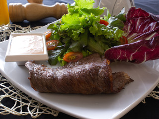 Bife grelhado com salada