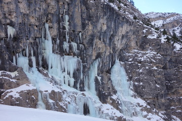 Fototapeta na wymiar Gewaltige Eiszapfen auf der Piste vom Lagazuoi nach Armentarola