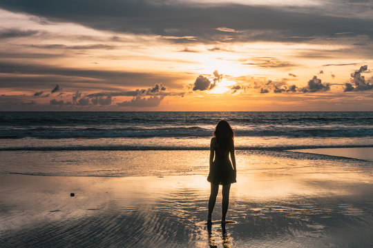 BALI, Indonésia: Silhueta De Mulher Contra A Luz Do Pôr Do Sol, Na Praia De Seminyak.