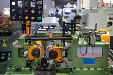 Hydraulic thread rolling machine for industrial metalworking machinery