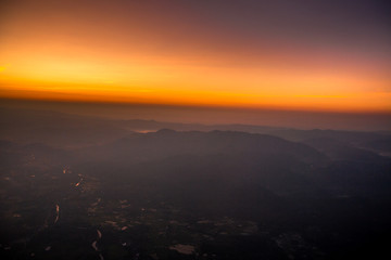Obraz premium Blurry background Of the natural, high angle view From the viewpoint, you can see the colorful sky and see the houses surrounded.