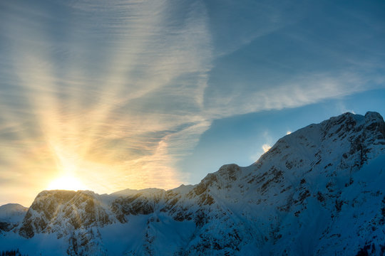 Totes Gebirge bei Sonnenaufgang mit Schnee © lexpixelart