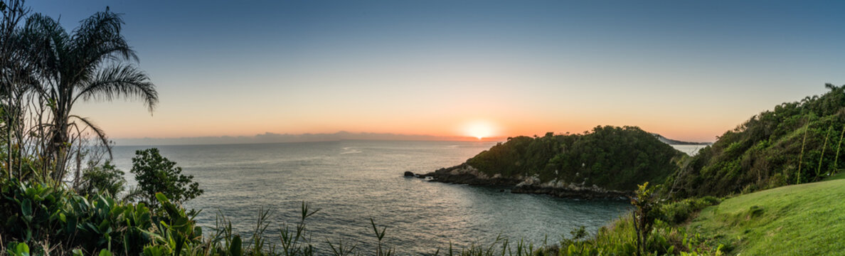 Sol nascendo na praia