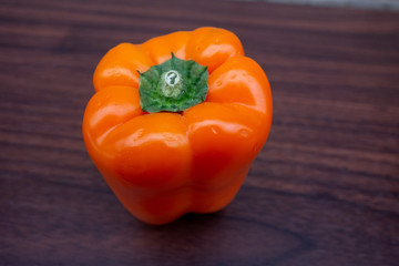 木製のテーブルの上のオレンジのピーマン