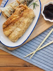 아시아 음식 삼치구이와 간장 