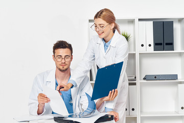 Obraz premium doctor with patient in office