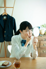 手鏡を持った女子学生