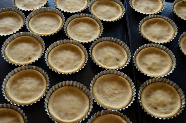 Preparando tartas dulces para hornear