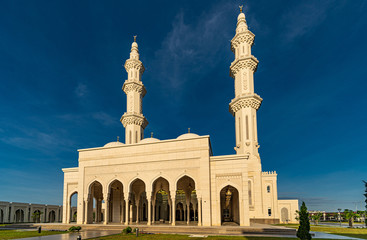 Fototapeta premium sri sendayan mosque at sendayan negeri sembilan malaysia dramatic blue hour aerial shot