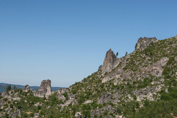 Fototapeta na wymiar Large massive rocks and boulders litter a mountain side .