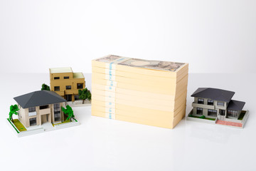 帯付きの札束と住宅模型