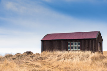 Obraz premium old red barn in field