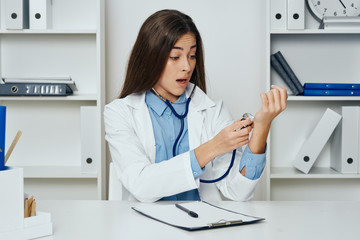 Obraz na płótnie Canvas female doctor working on laptop in office