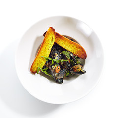 Blue Mussels in Cream Sauce with Spicy French Baguette