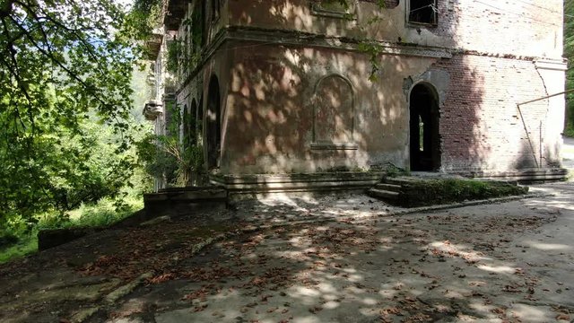 House destroyed during the war zoom