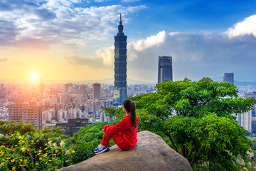 Obraz premium Tourist woman enjoying view on mountains in Taipei, Taiwan.