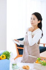 電卓を持って悩むミドル女性