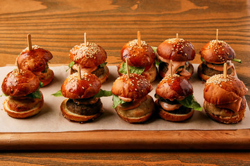 a lot of hamburgers, from a bun with sesame seeds, cutlet, salad