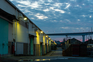 夜明けの空と雲と港の工場