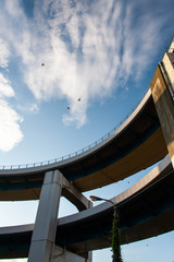 曲線的な道路と青空と雲