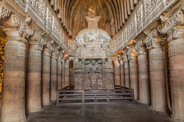 Obraz premium AJANTA, INDIA - FEBRUARY 6, 2017: Chaitya (prayer hall), cave 26, carved into a cliff in Ajanta, Maharasthra state, India