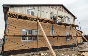 Installation of siding on the walls of the house