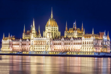 Fototapeta premium Hungarian parliament building at night, Budapest, Hungary