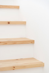 無垢材の階段　木製　木　無垢　新築　一戸建て　戸建　住宅　階段　リノベーション　リノベ　シンプル　白背景　余白　コピースペース　文字スペース　