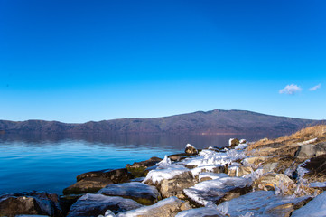 晴天の屈斜路湖。初冬の風景。