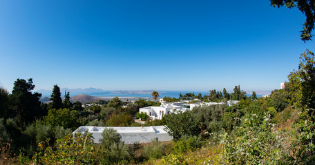 Ort Zia und Mittelmeerk&uuml;ste vor dem t&uuml;rkischen Festland im Norden auf der Insel Kos Griechenland
