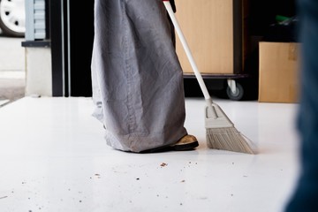 現場の掃除をする職人