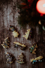 Weihnachtsplätzchen mit Schokolade und Streusel, dunkle, gemütliche, weihnachtliche Stimmung