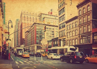 Afwasbaar Fotobehang New York taxi Stadsleven en verkeer op Manhattan avenue (Dames Mile Historic District) bij daglicht, New York City, Verenigde Staten. Foto in retro-stijl. Papiertextuur toegevoegd. Getinte afbeelding