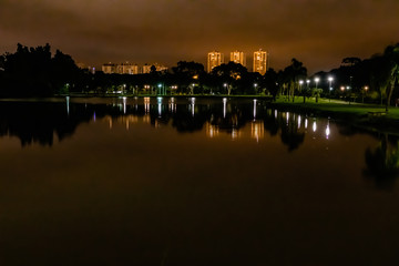 Obraz premium At the beginning of the night, the lights of the city reflect on the water