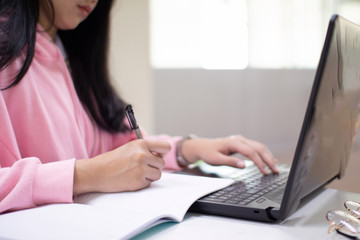 Obraz na płótnie Canvas woman working on laptop,handwoman working on laptop in the office