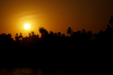 Obraz premium Sunset at Luxor, Egypt between site visits from Luxor to Aswan