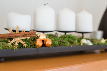 Detailaufnahme Adventskranz zweiter Advent mit weihnachtlicher Deko