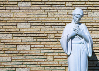 Weibliche Gibsstatue auf dem Friedhof, Textfreiraum