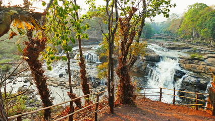 tad hang wasserfall auf dem bolavenplateu, tad lo in laos, champasack
