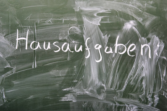 Konzept Hausaufgaben: Viel Copyspace auf einer unsauber geputzten gr&uuml;nen Tafel
