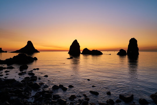 Faraglioni di Acitrezza, riviera dei Ciclopi, I luoghi del mito Ulisse e Polifemo