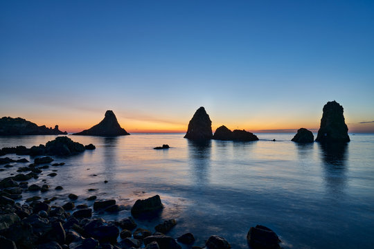 Faraglioni di Acitrezza, riviera dei Ciclopi, I luoghi del mito Ulisse e Polifemo