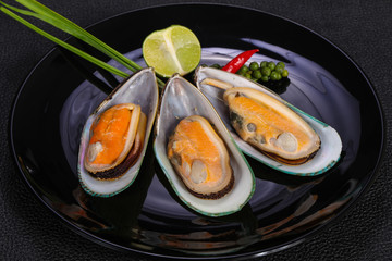 Half mussels with lime and pepper