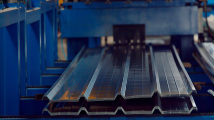 Bending machine for corrugated metal sheets in the production plant