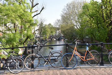 Fototapeta premium Vélos et petit canal à Utrecht, Pays-Bas