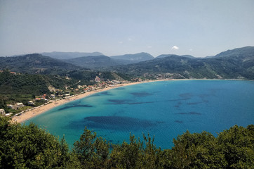Obraz premium Agios Georgios beach seen from a high viewpoint